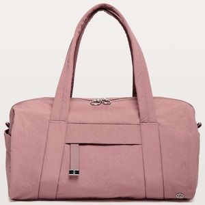 Lululemon on my level barrel bag